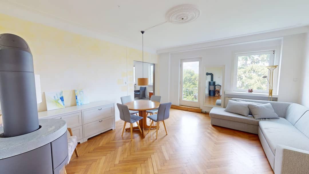 Lichtdurchflutete Altbauwohnung mit hoher Raumhöhe und Loggia