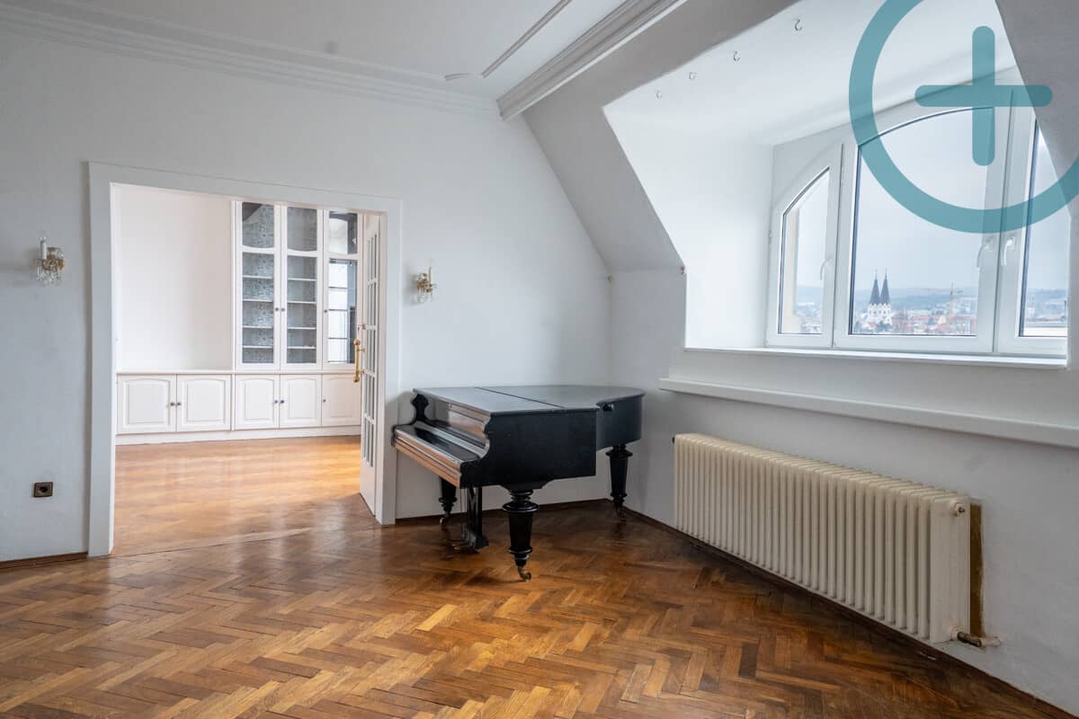 Bright penthouse with greenery views in Unter St. Veit
