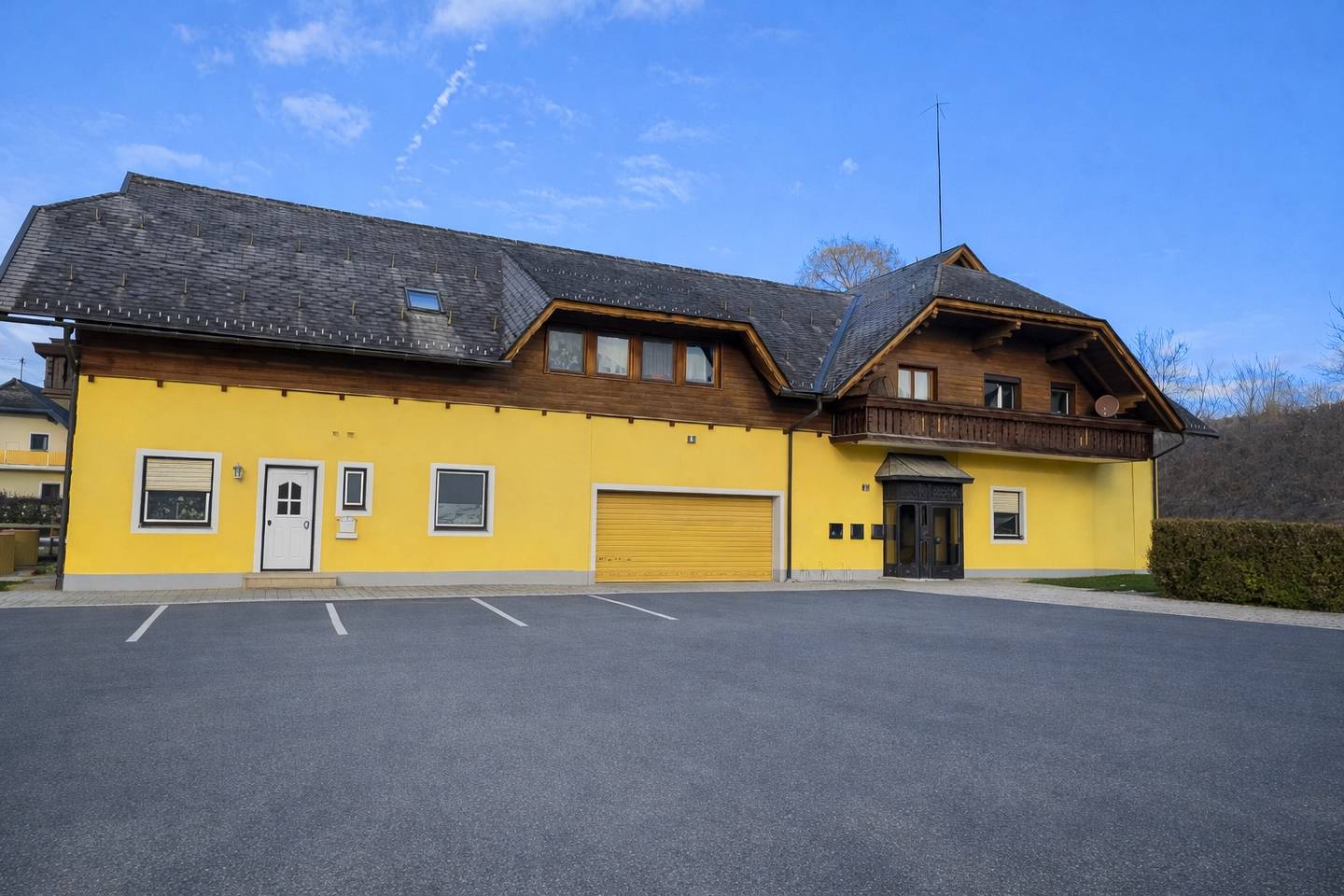 Renditeobjekt mit Garage und Stellplätzen