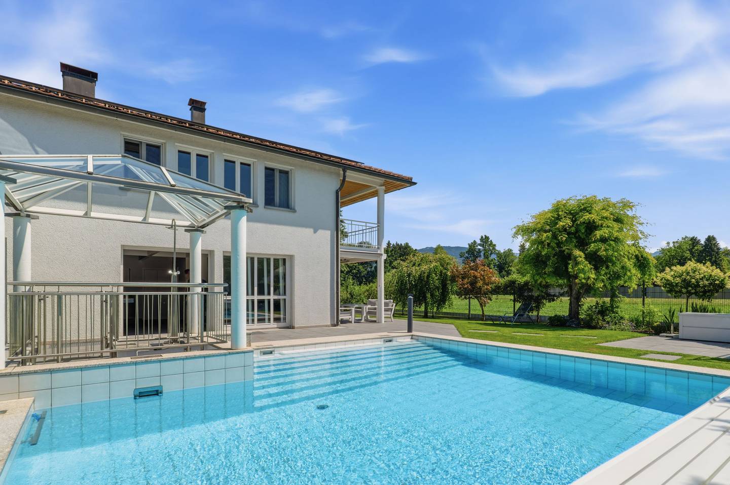 Villa mit Pool und Solaranlage in privater Grünruhelage