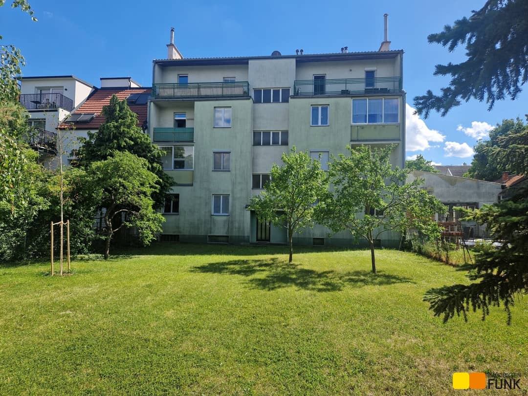 Sanierungsbedürftige 3-Zimmer-Wohnung mit Loggia und Gemeinschaftsgarten