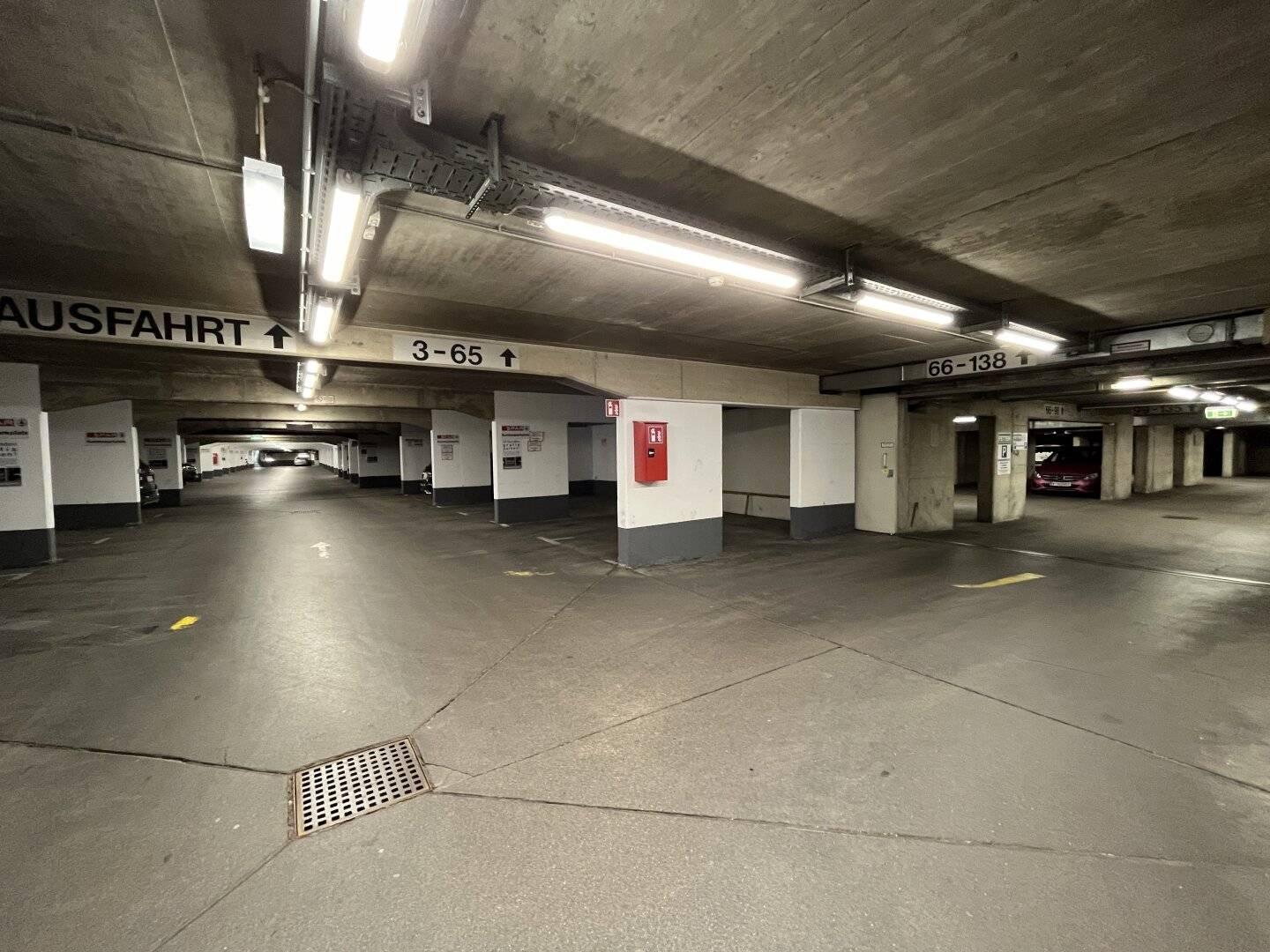 Underground parking space in Ottakring with excellent transport links