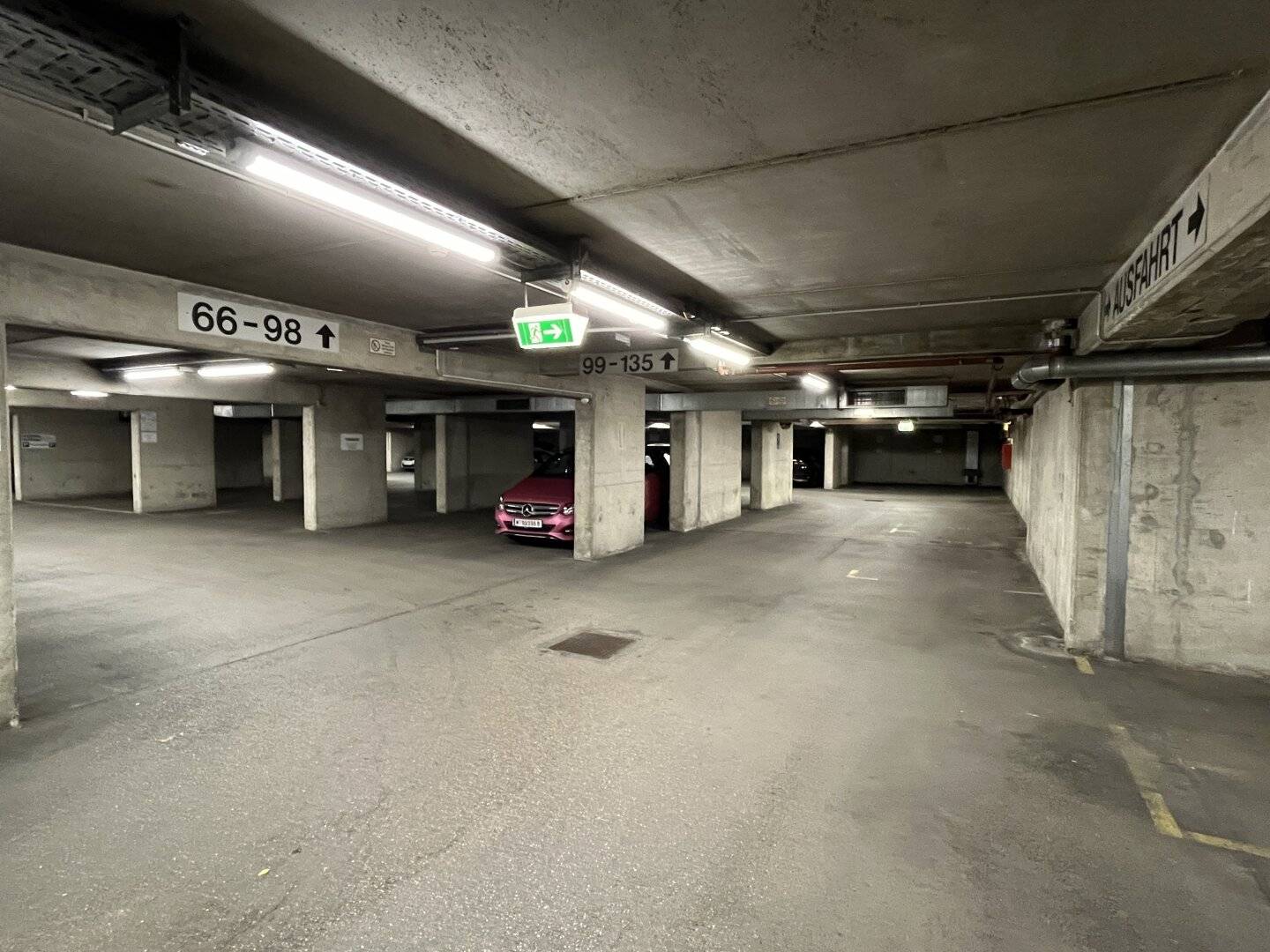 Underground parking space in Ottakring with excellent transport links