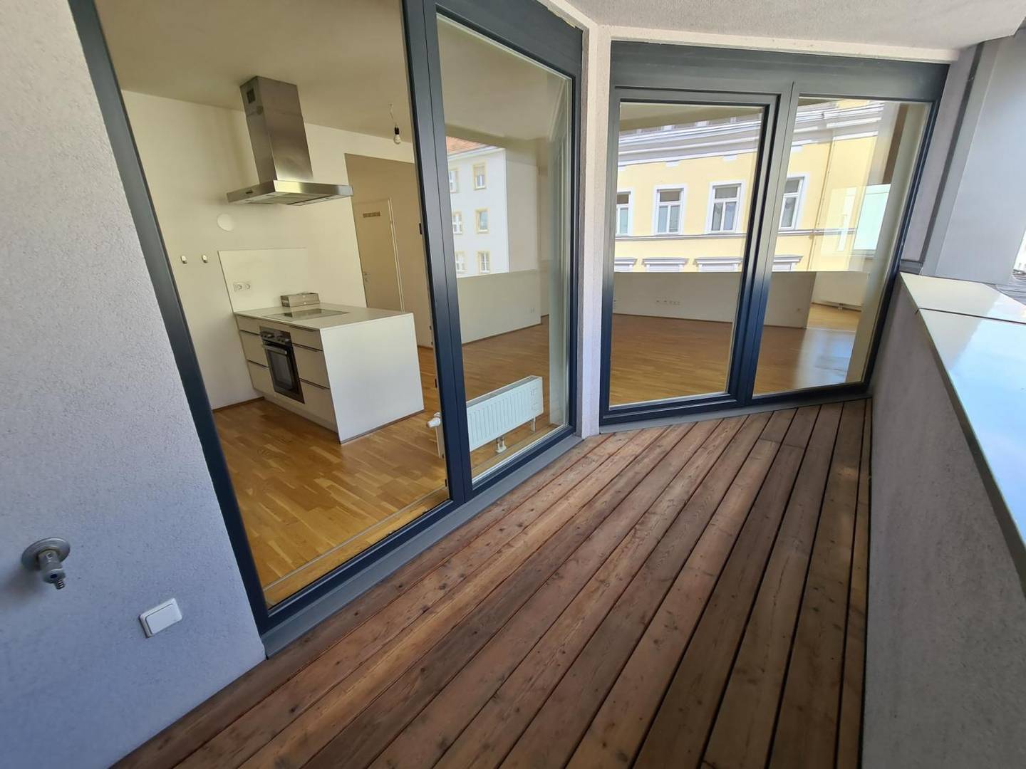 Bright Loggia Apartment with Cellar in Vienna