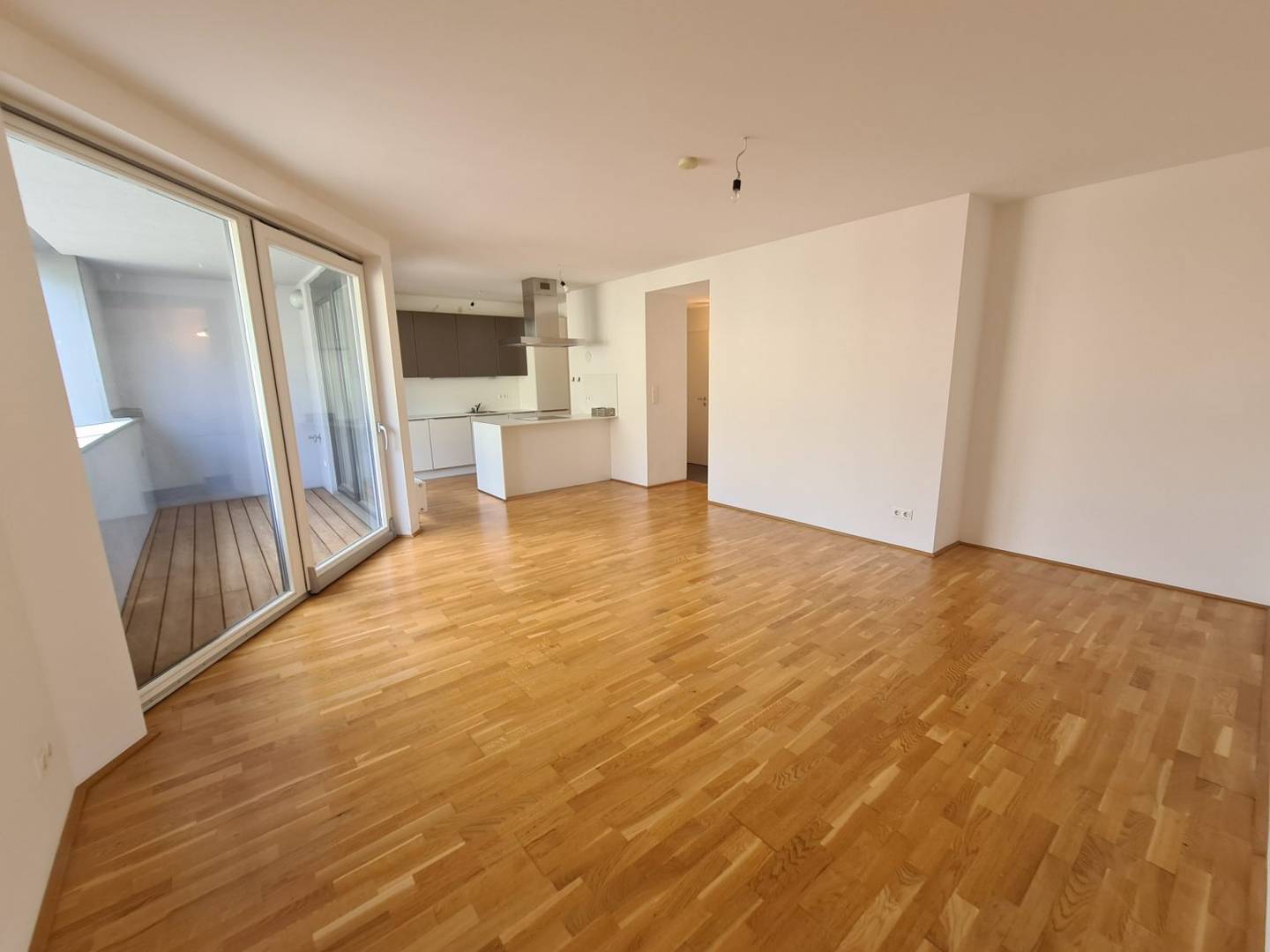 Bright Loggia Apartment with Cellar in Vienna