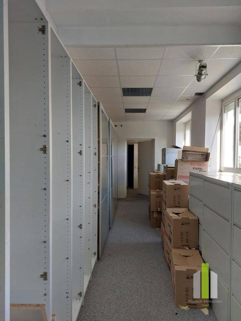 Spacious commercial premises with storage in central location