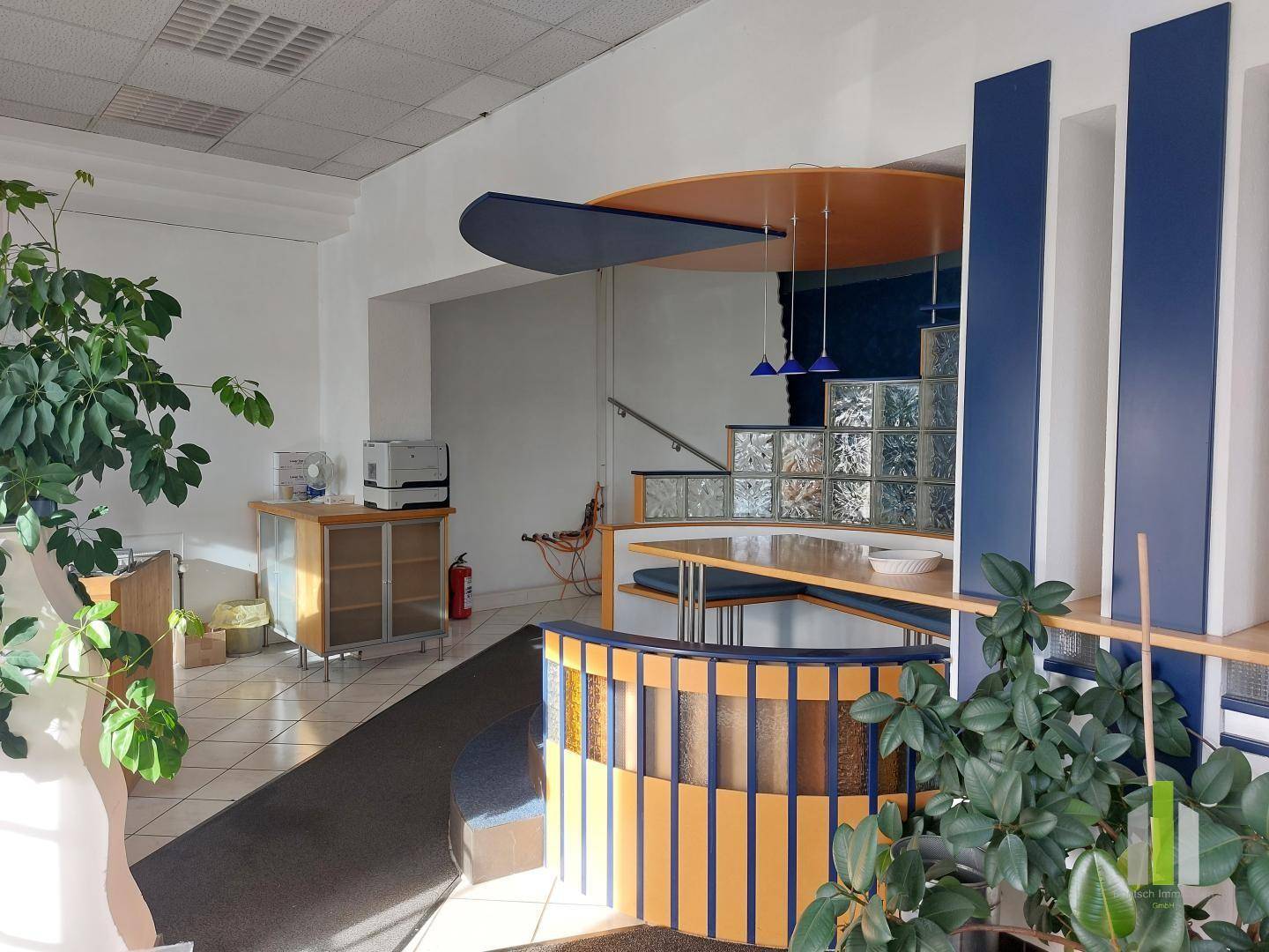 Spacious commercial premises with storage in central location