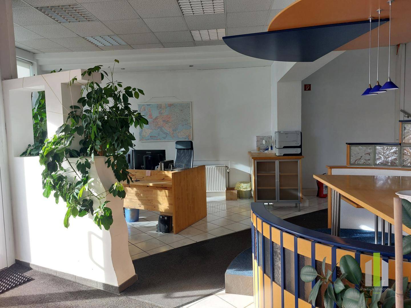 Spacious commercial premises with storage in central location