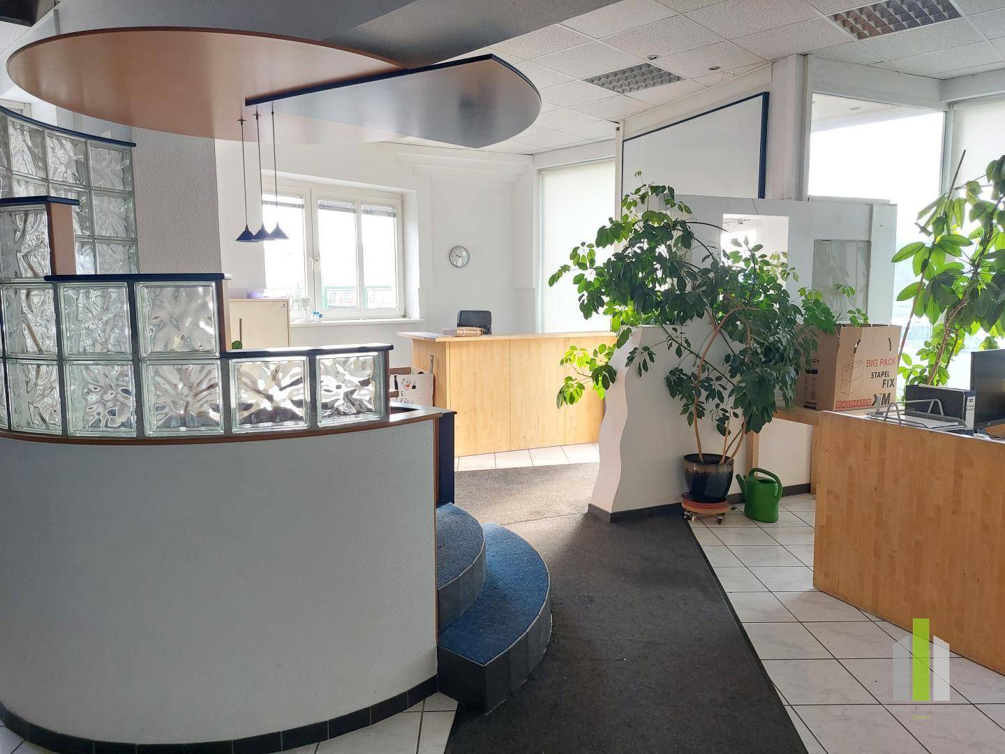 Spacious commercial premises with storage in central location