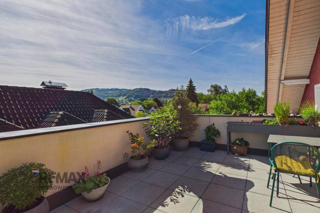 Dachgeschosswohnung mit sonniger Terrasse und Bergblick