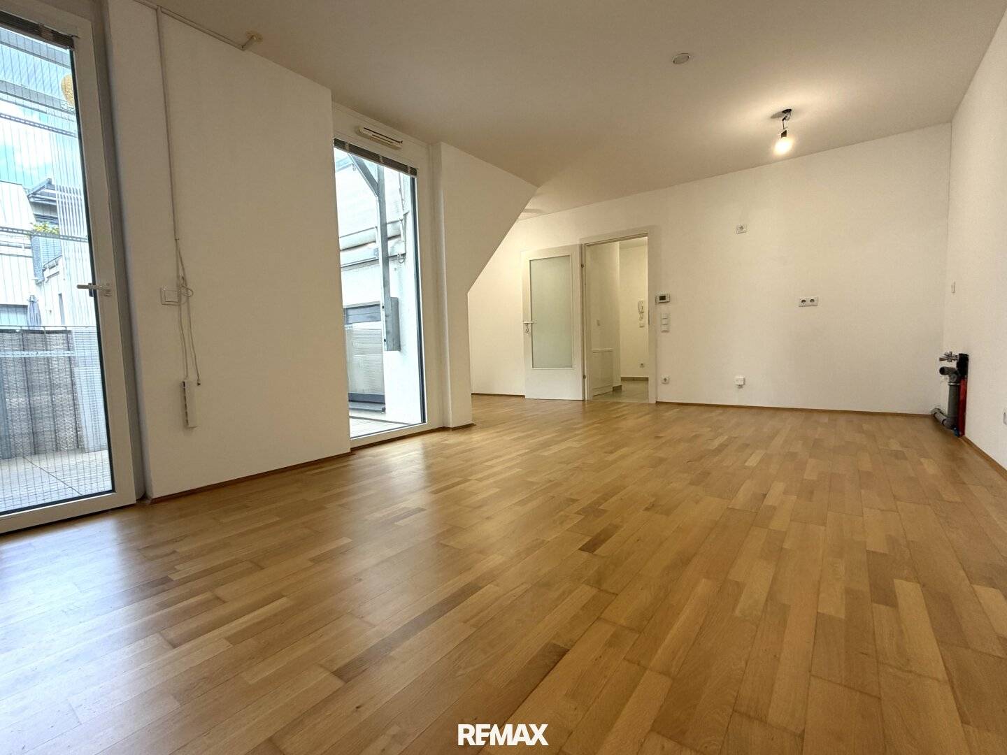 Bright attic apartment with balcony and parquet flooring