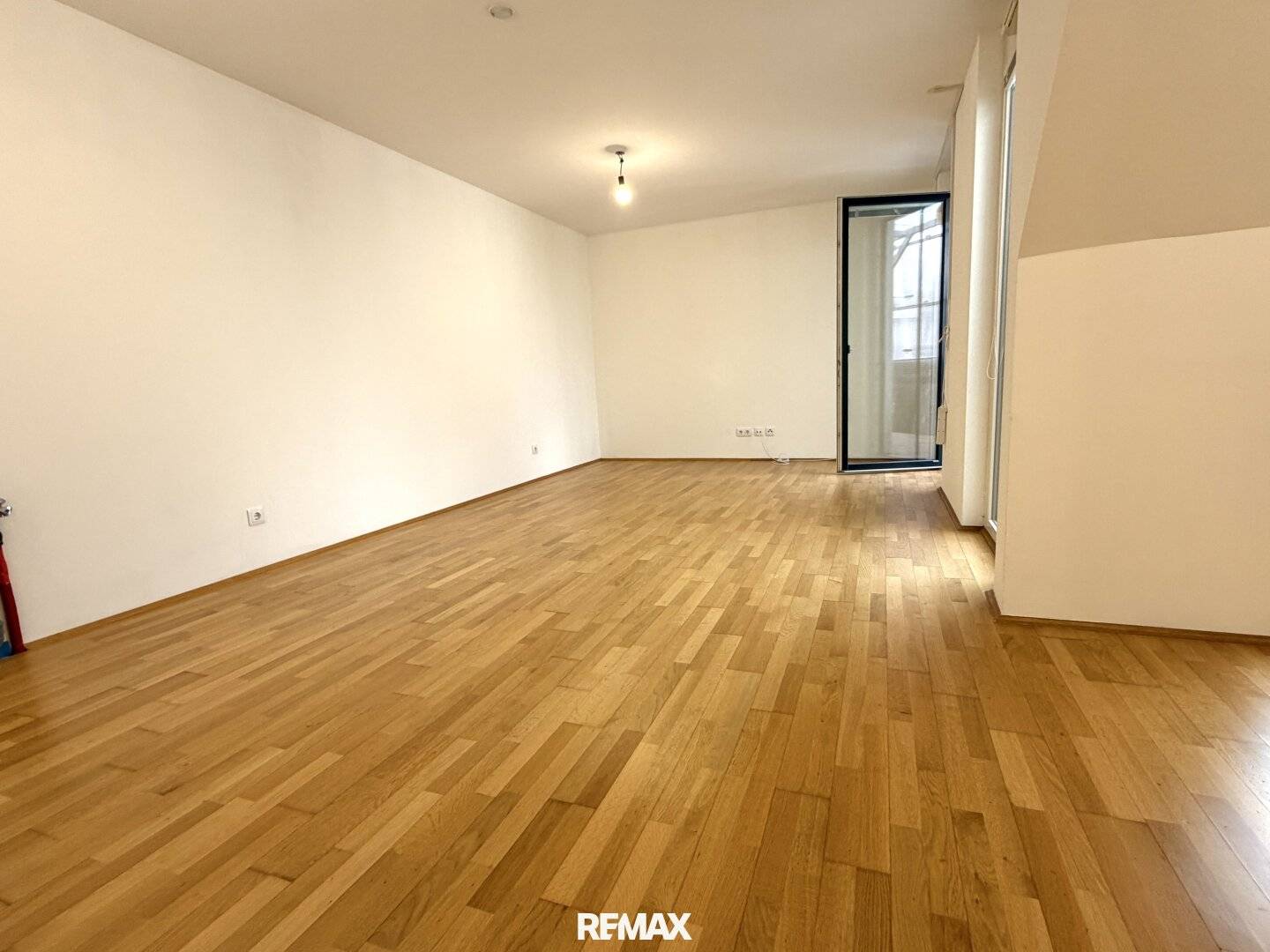 Bright attic apartment with balcony and parquet flooring