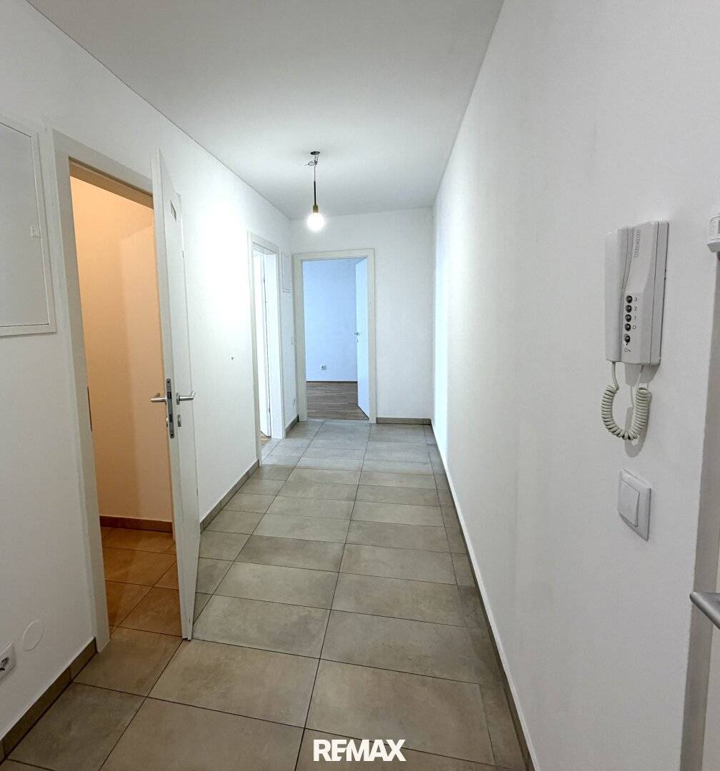 Bright attic apartment with balcony and parquet flooring