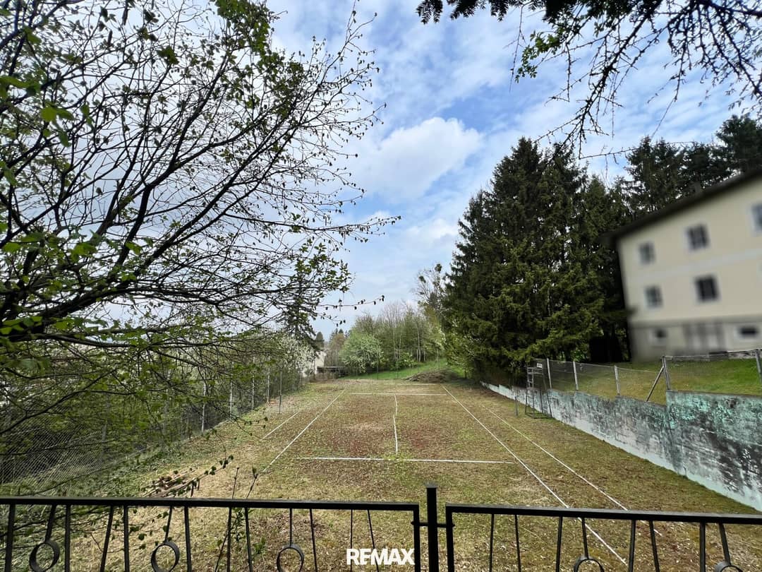 Building plot with good connectivity in a central location