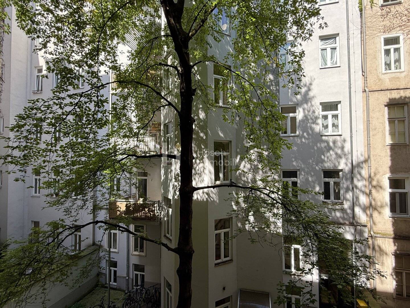 Altbauwohnung mit Fischgrätparkett und Balkonoption im Fasanviertel