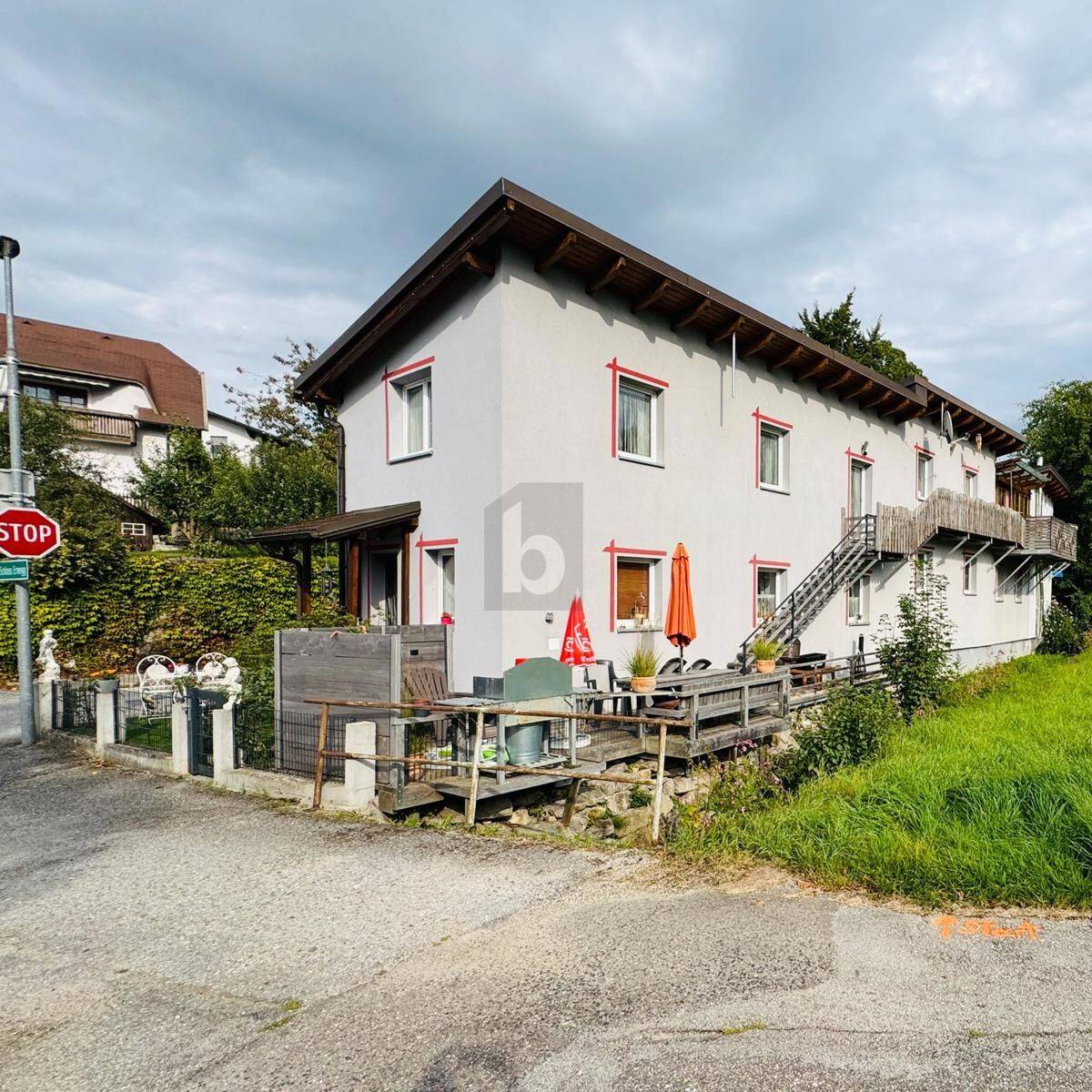 Familienwohnung mit Holzterrasse in Bach und Golfplatznähe