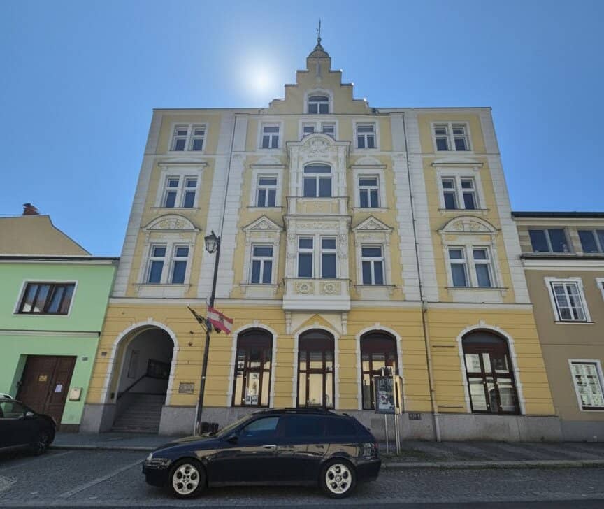 Historisches Zinshaus mit Parkett und Schlosspark Nähe