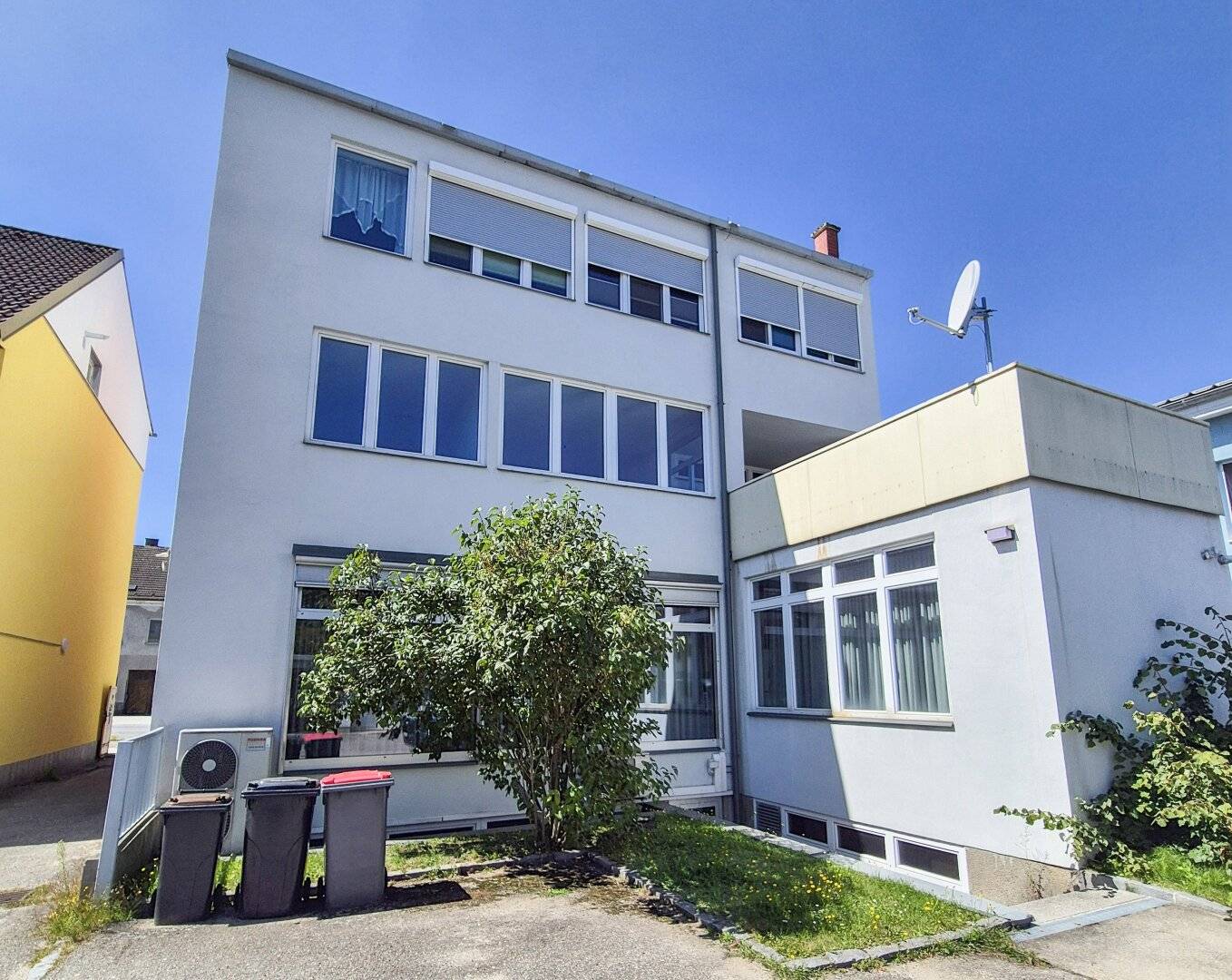 Zinshaus mit Geschäftslokal und Garagen am Schubertplatz