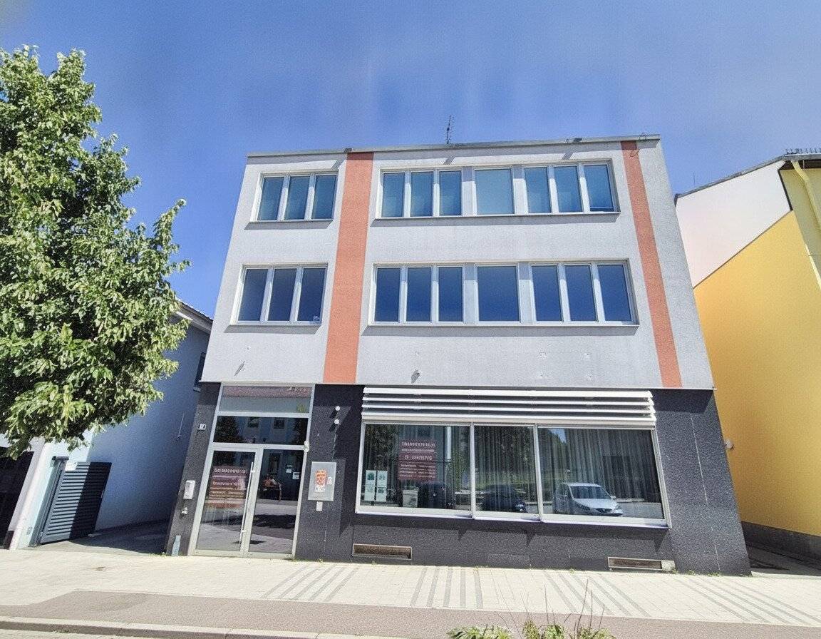Zinshaus mit Geschäftslokal und Garagen am Schubertplatz