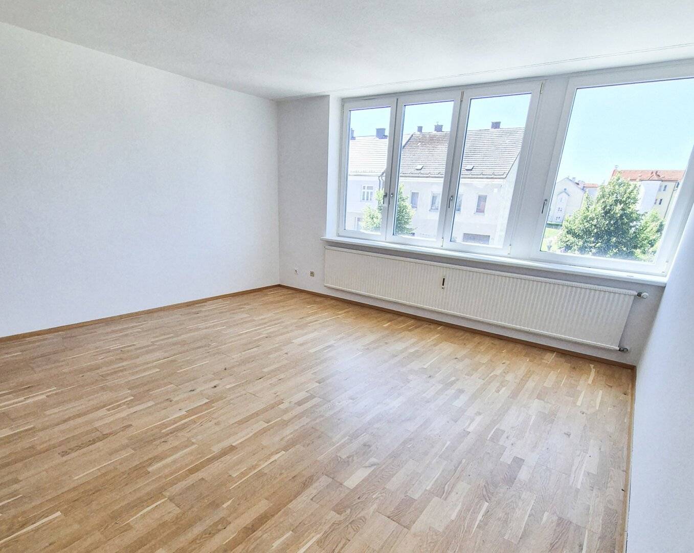 Zinshaus mit Geschäftslokal und Garagen am Schubertplatz