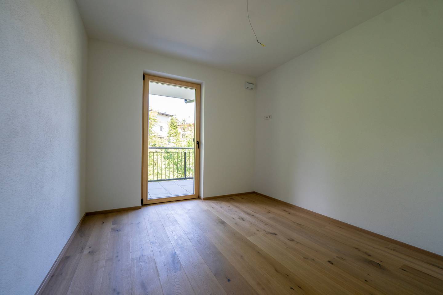 Neubauwohnung mit Balkon und Bergblick am Waldrand