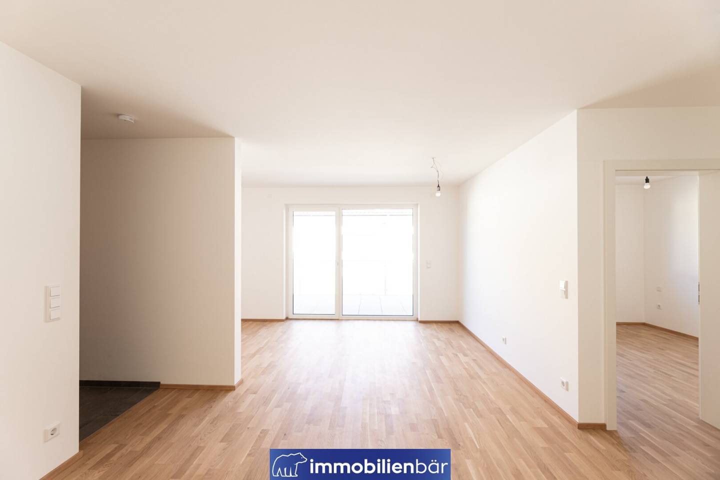 Moderne Neubauwohnung mit Balkon und Parkplatz in Pupping