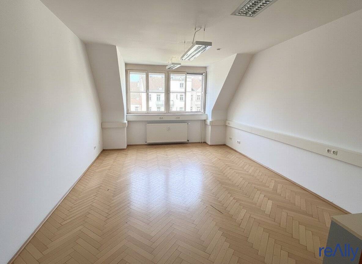 Bright office floor with four terraces and parquet in the lift-accessed level