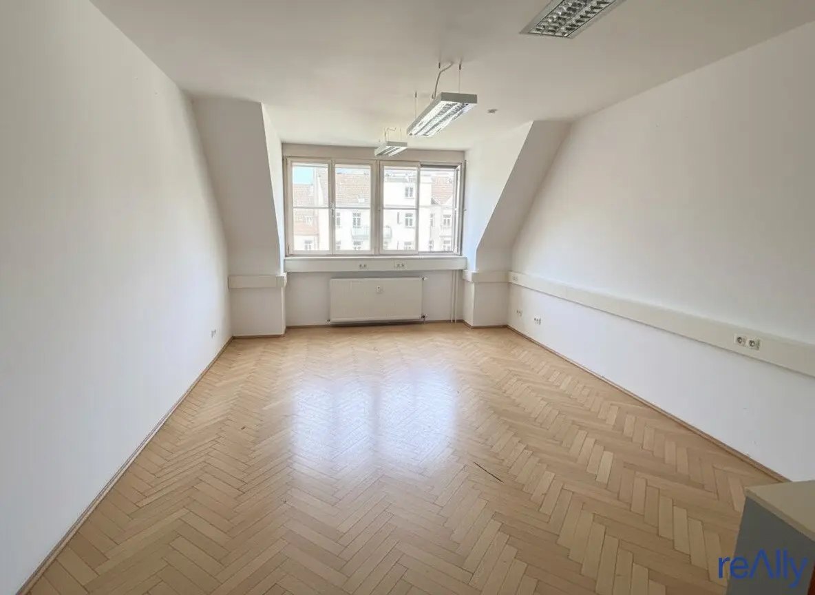 Bright office floor with four terraces and parquet in the lift-accessed level