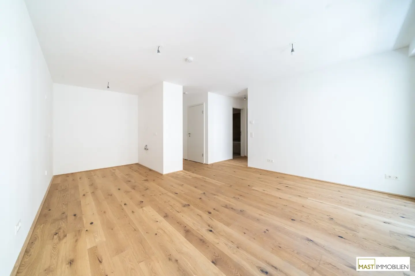 Immediately Available Bright 2-room apartment with loggia and balcony on 4th floor with elevator