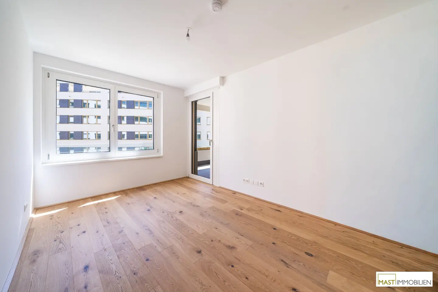 Immediately Available Bright 2-room apartment with loggia and balcony on 4th floor with elevator