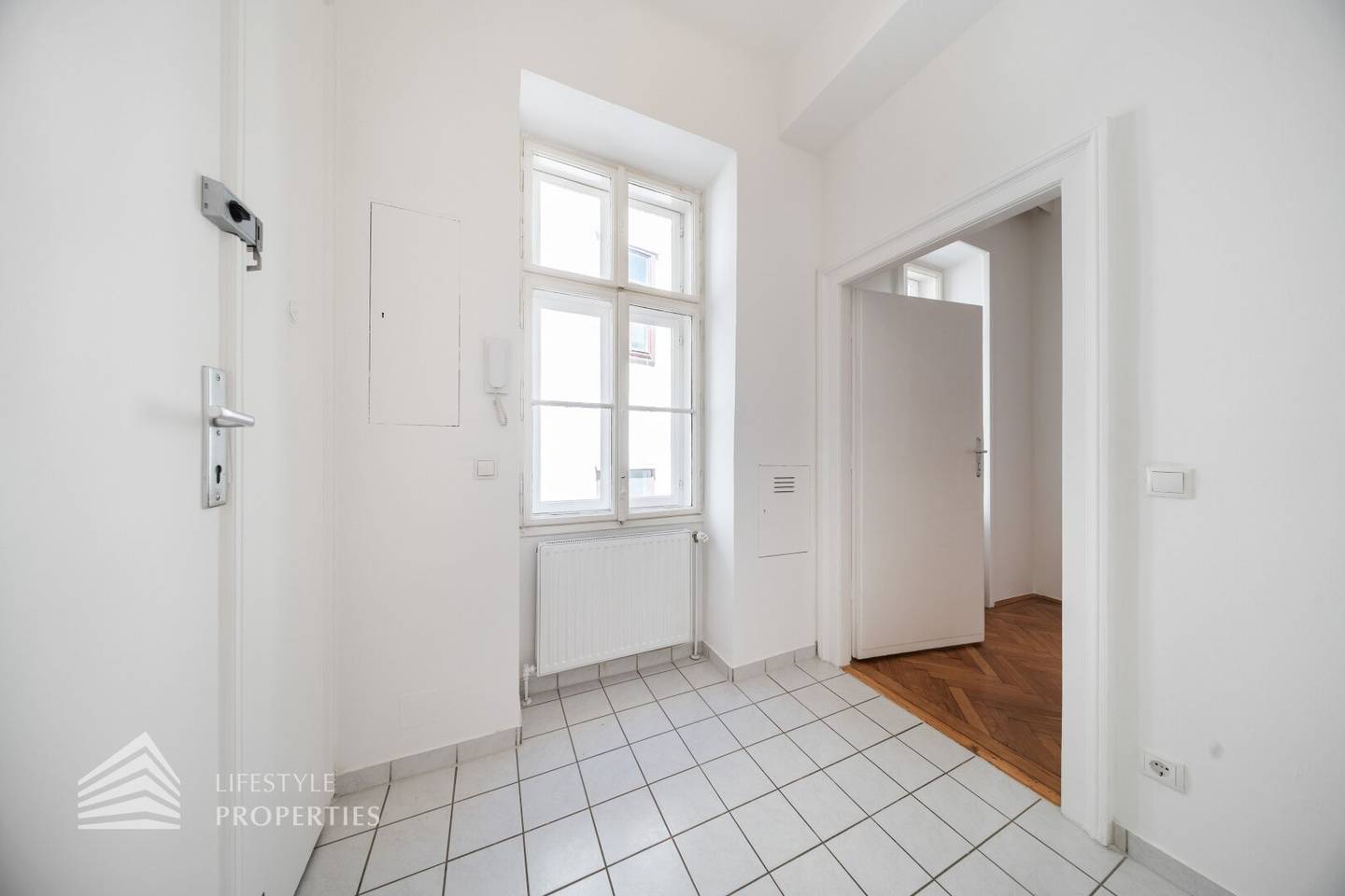 Bright Garçonnière with Lift in Central Historic Building