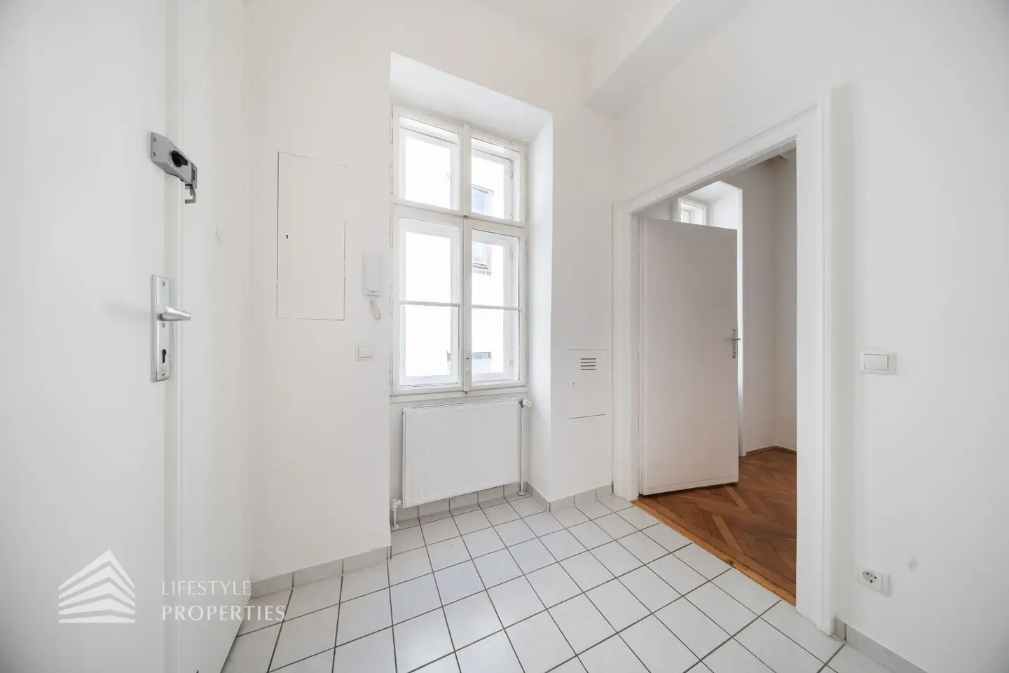 Helle Garçonnière mit Lift in zentraler Altbaulage