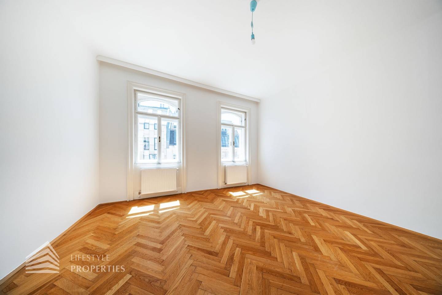 Bright Garçonnière with Lift in Central Historic Building