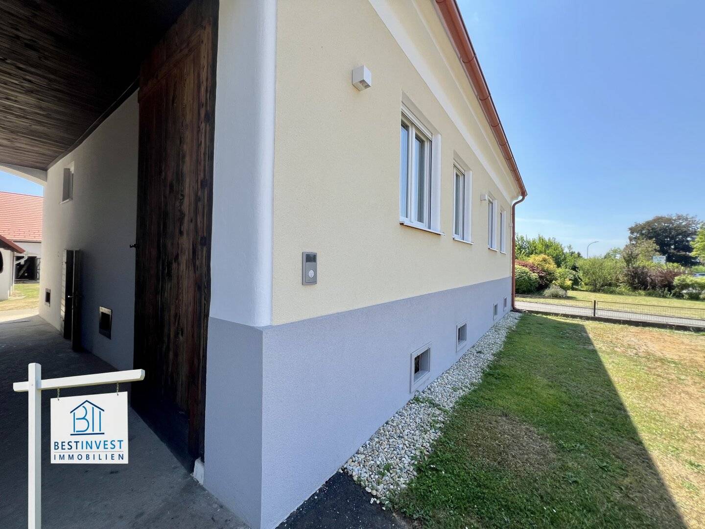Renovated Farmhouse with Vaulted Cellar and Courtyard
