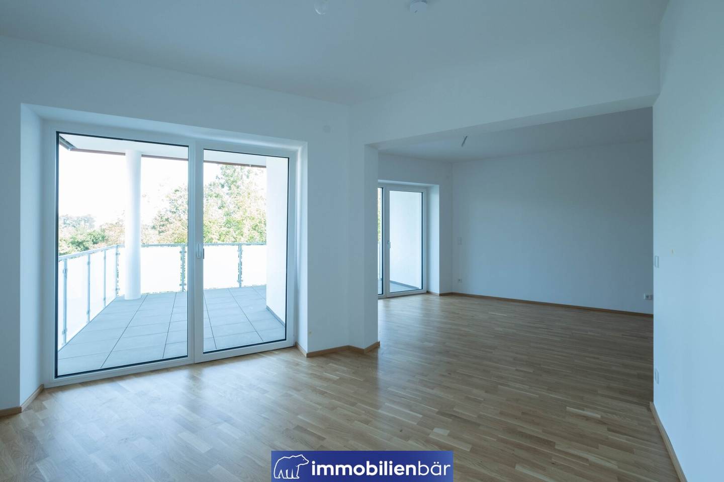 Helle Neubauwohnung mit Balkon und Parkplatz