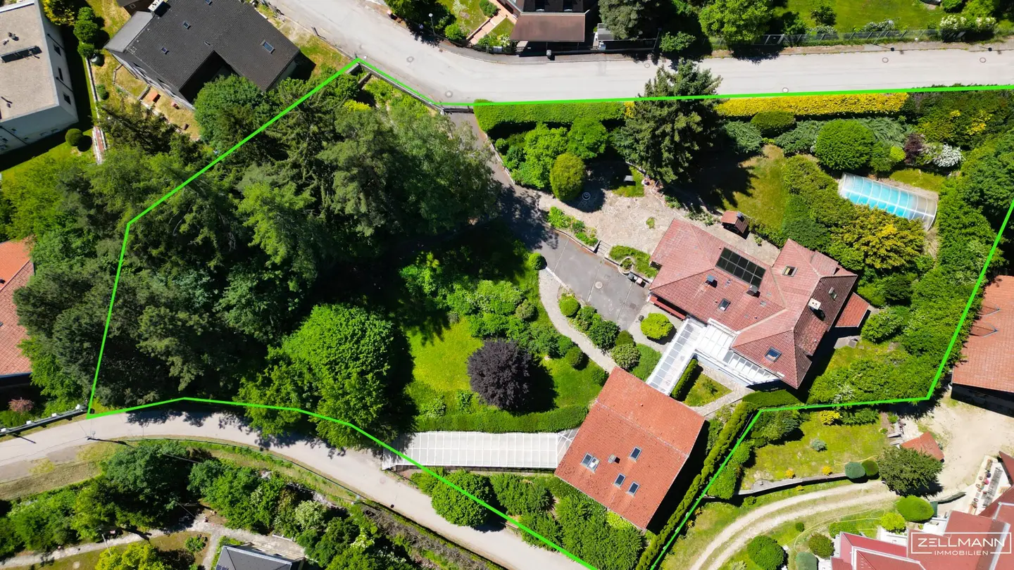 Building plot with hillside location in quiet residential area