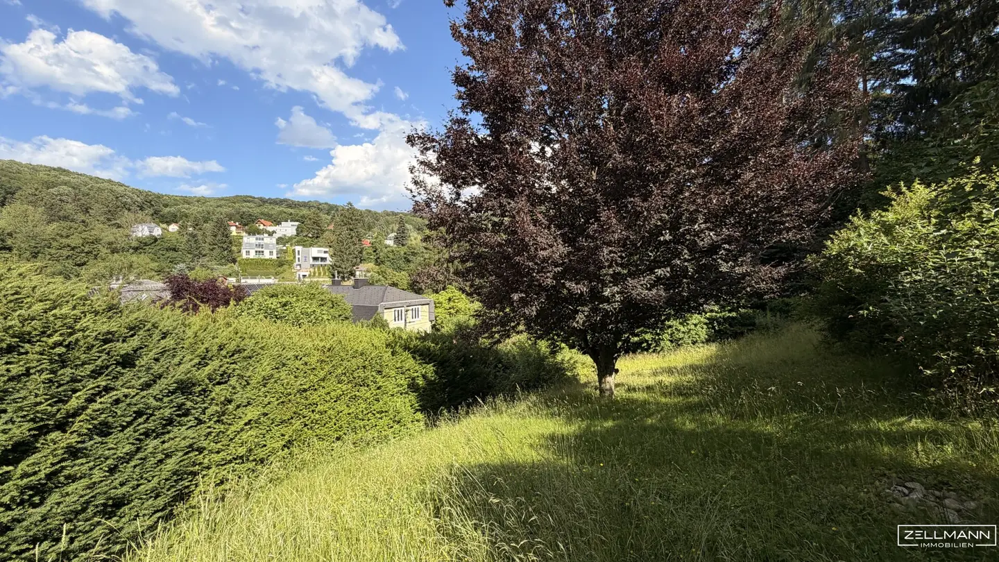 Building plot with hillside location in quiet residential area