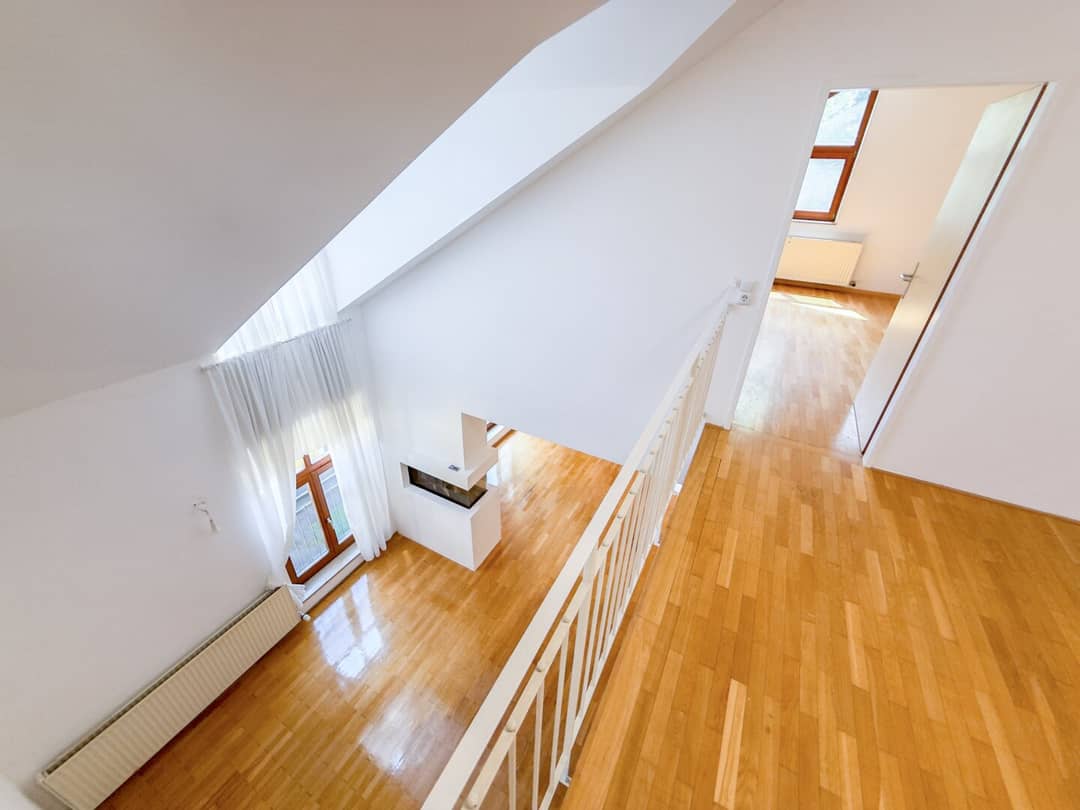 Galerie mit hohem Fenster