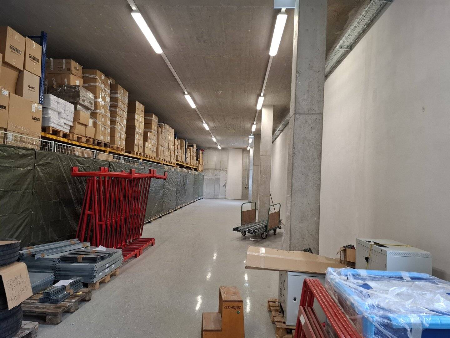 Warehouse with freight elevator near Breitenfurter Straße