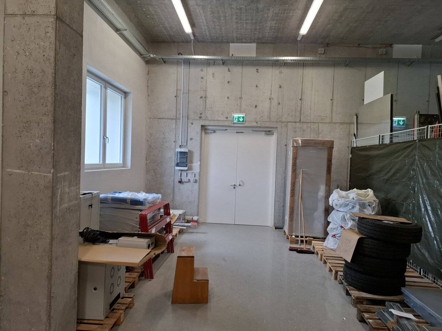 Warehouse with freight elevator near Breitenfurter Straße