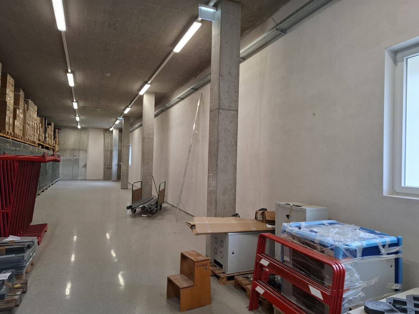 Warehouse with freight elevator near Breitenfurter Straße