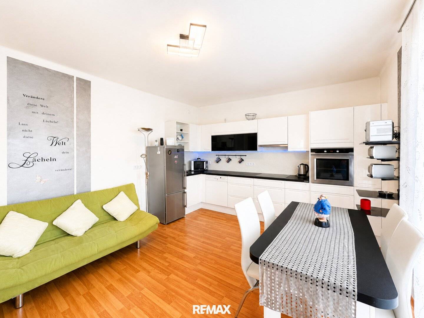 Möblierte Wohnung mit Balkon und Einbauküche