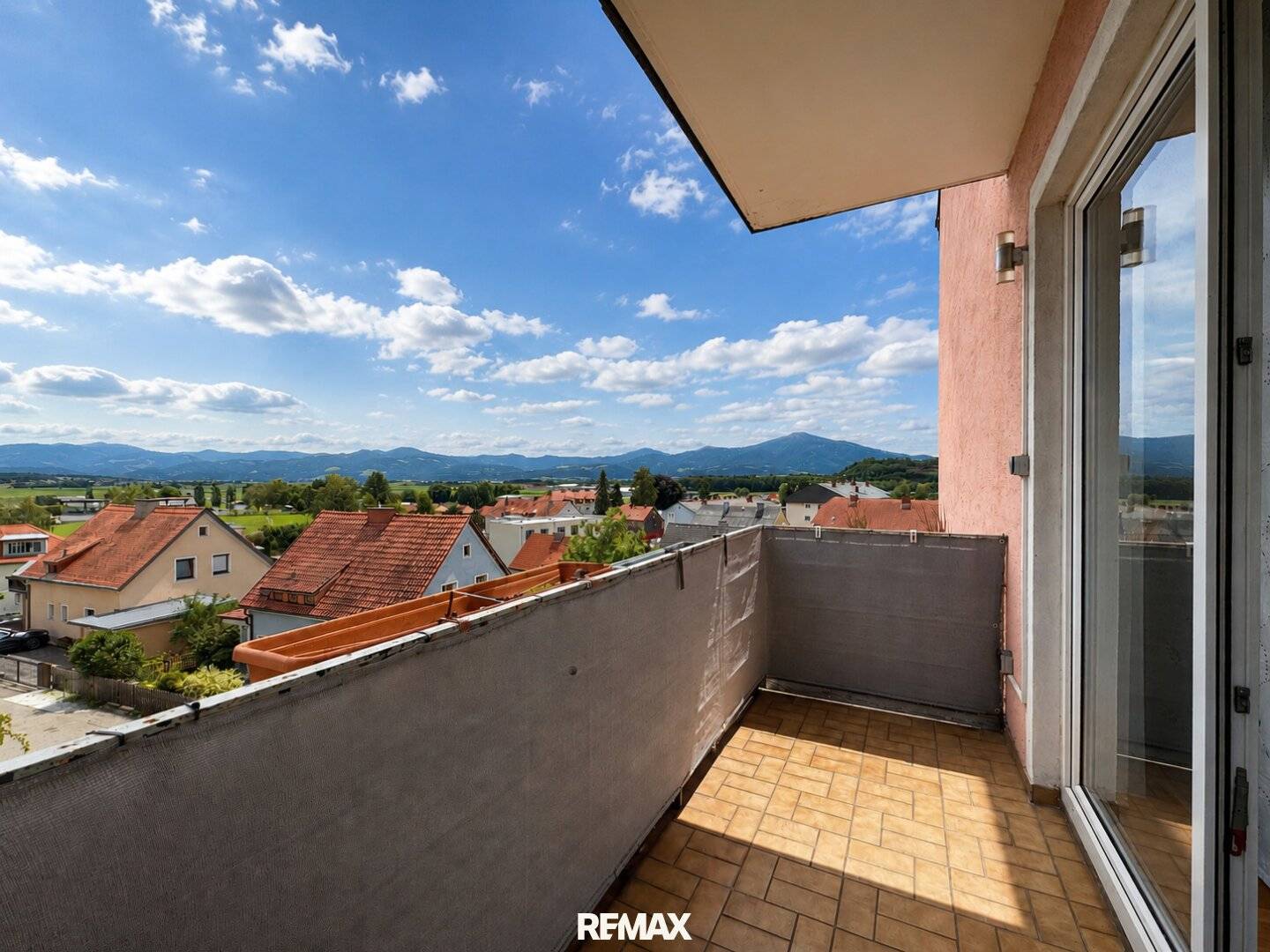 Möblierte Wohnung mit Balkon und Einbauküche