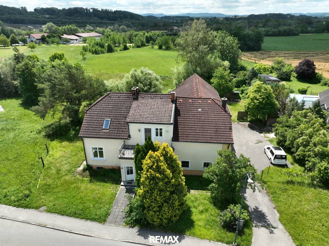 Zweifamilienhaus mit großem Garten und Doppelgarage