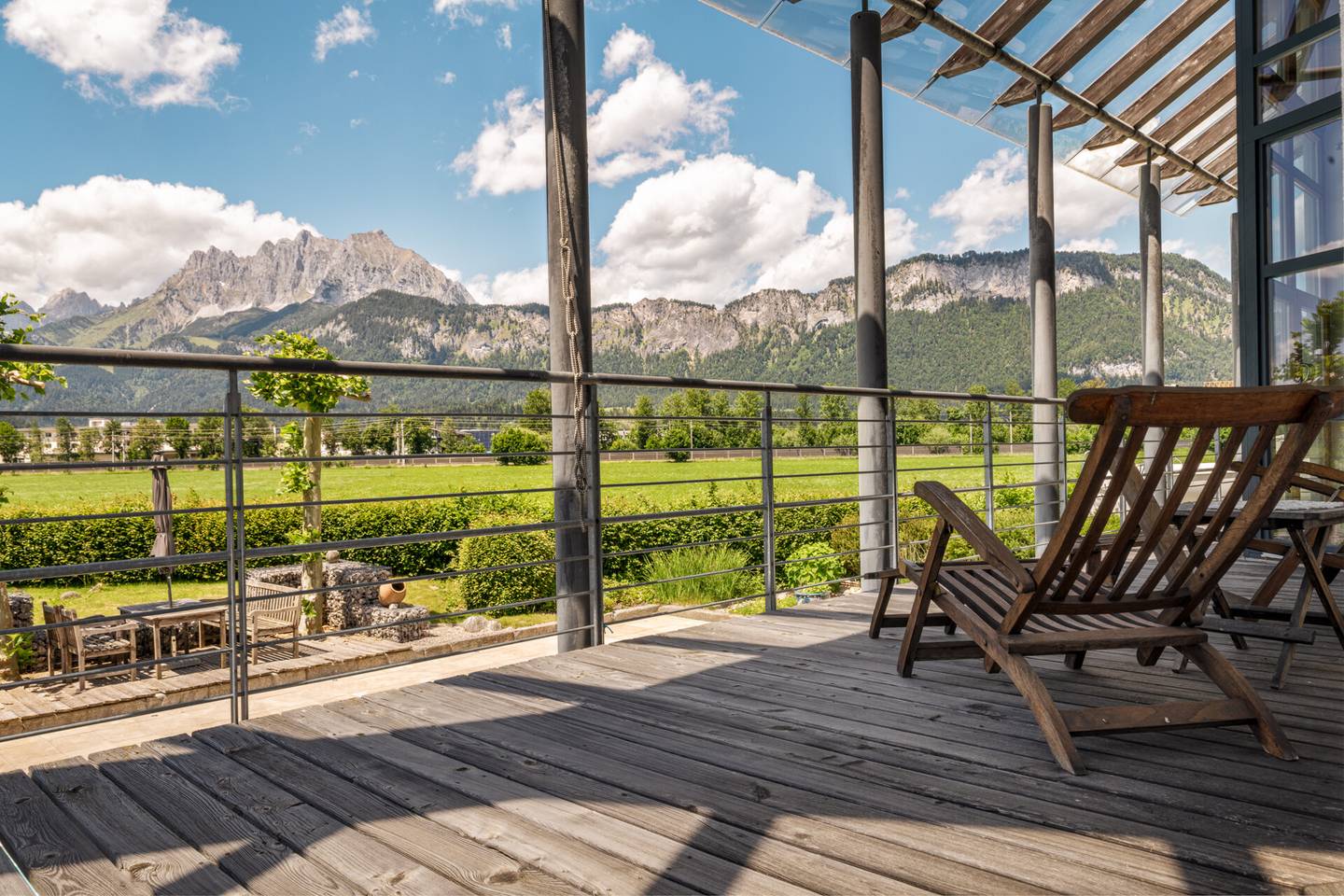 Architektenhaus mit Pool und Bergblick in sonniger Aussichtslage