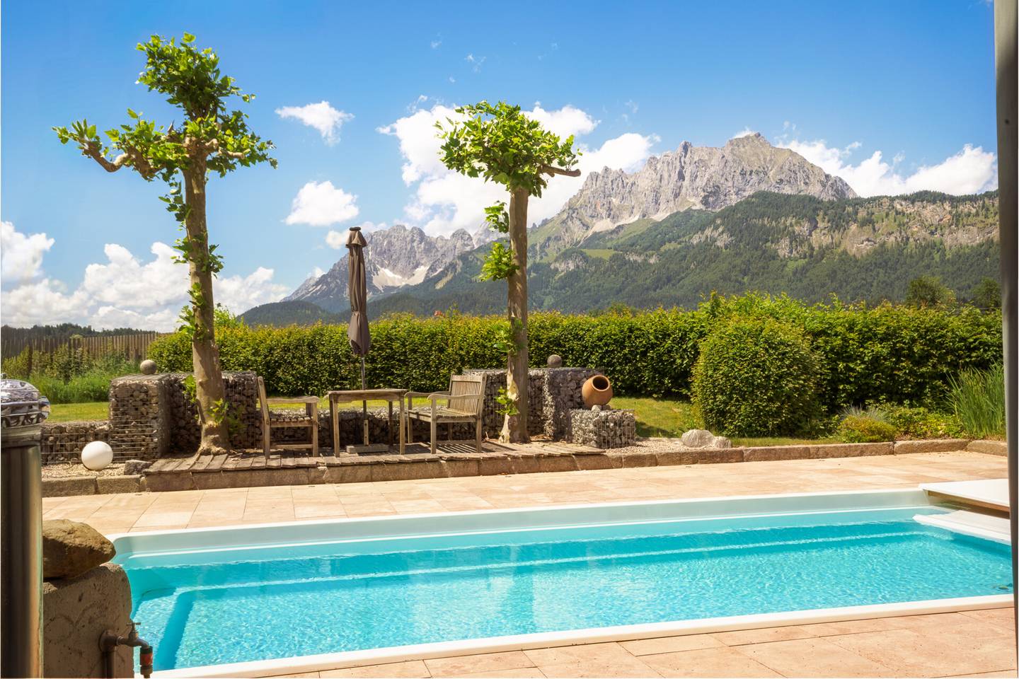 Architektenhaus mit Pool und Bergblick in sonniger Aussichtslage
