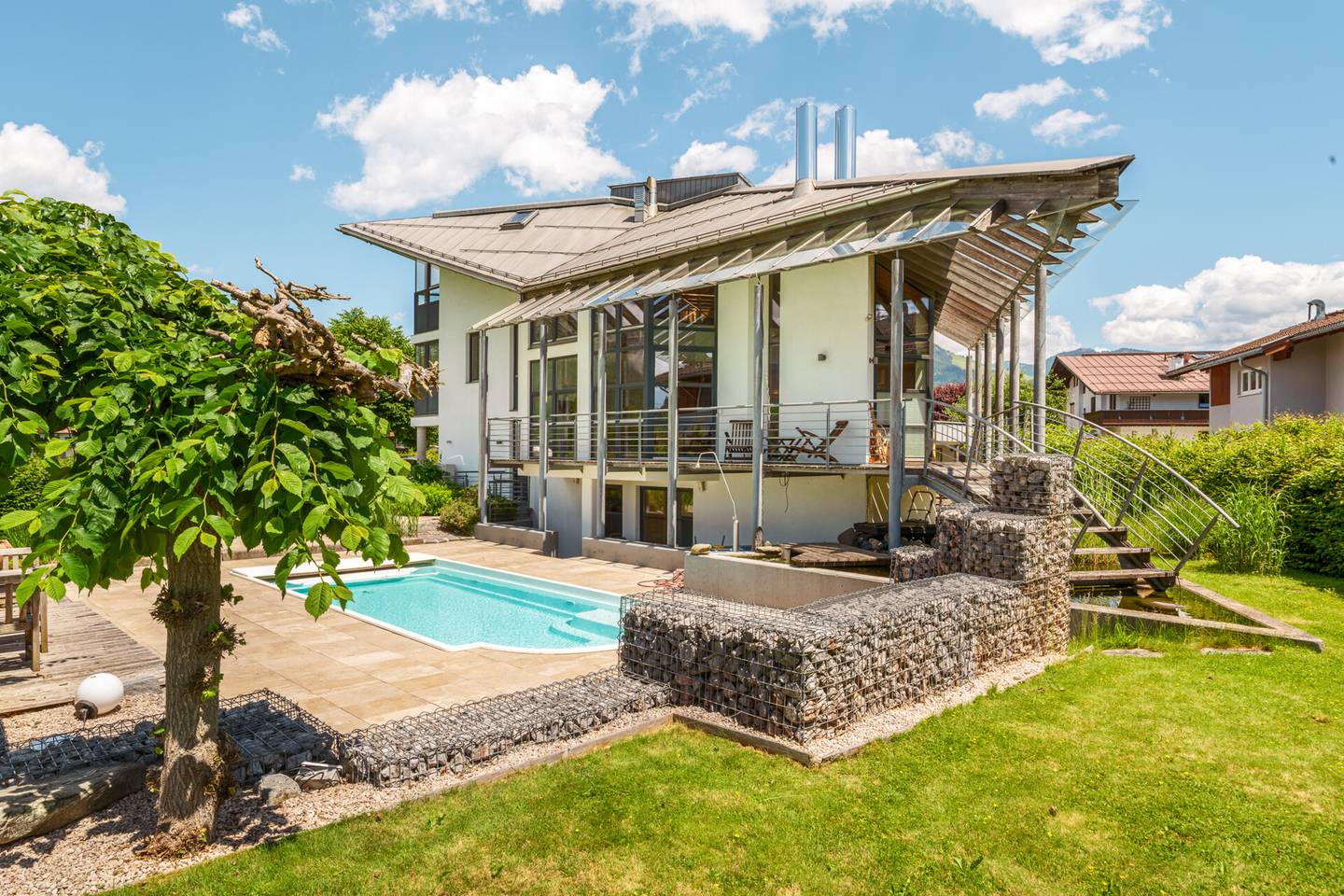 Architektenhaus mit Pool und Bergblick in sonniger Aussichtslage