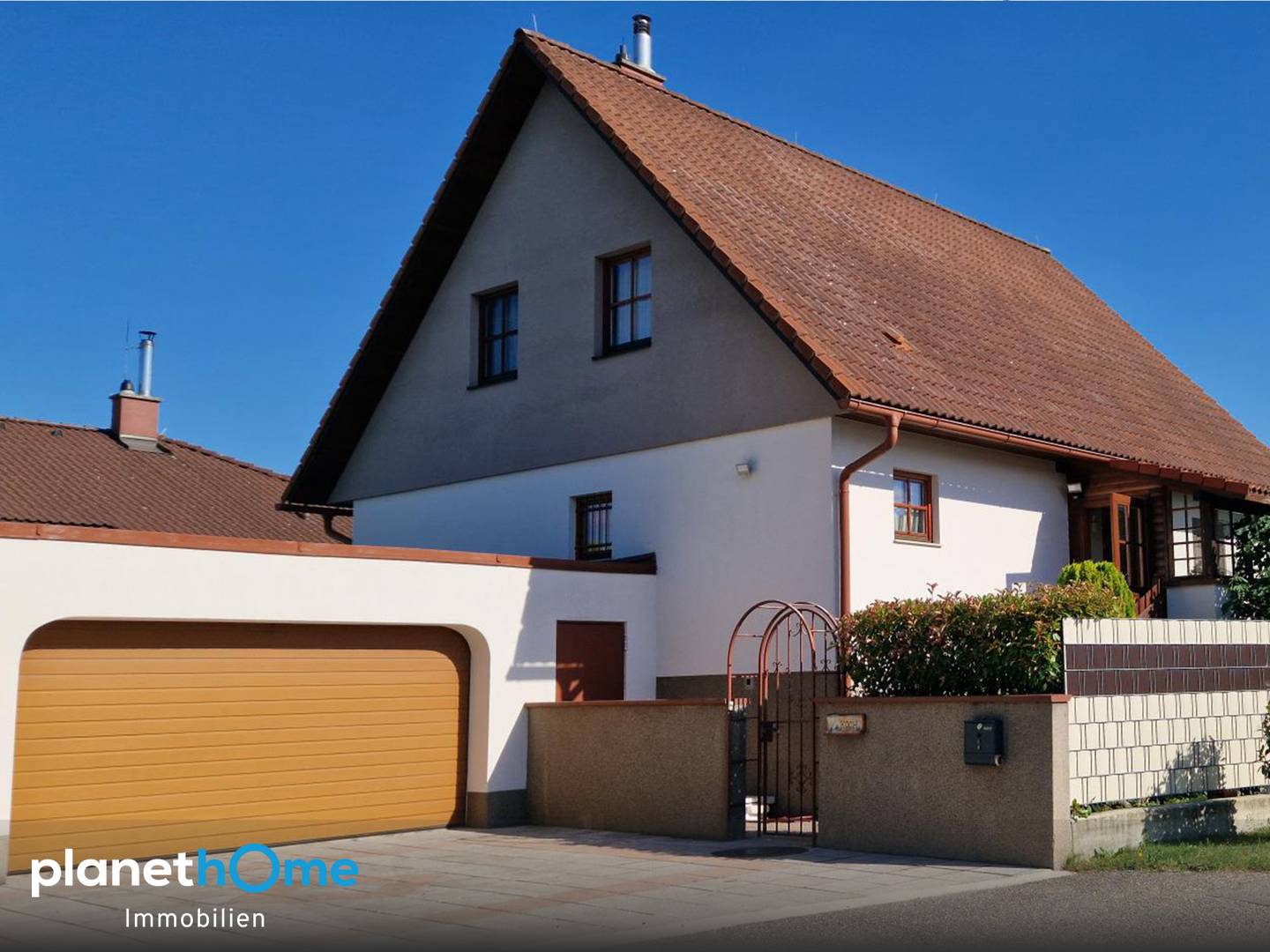 Einfamilienhaus mit Gartenpool und Doppelgarage