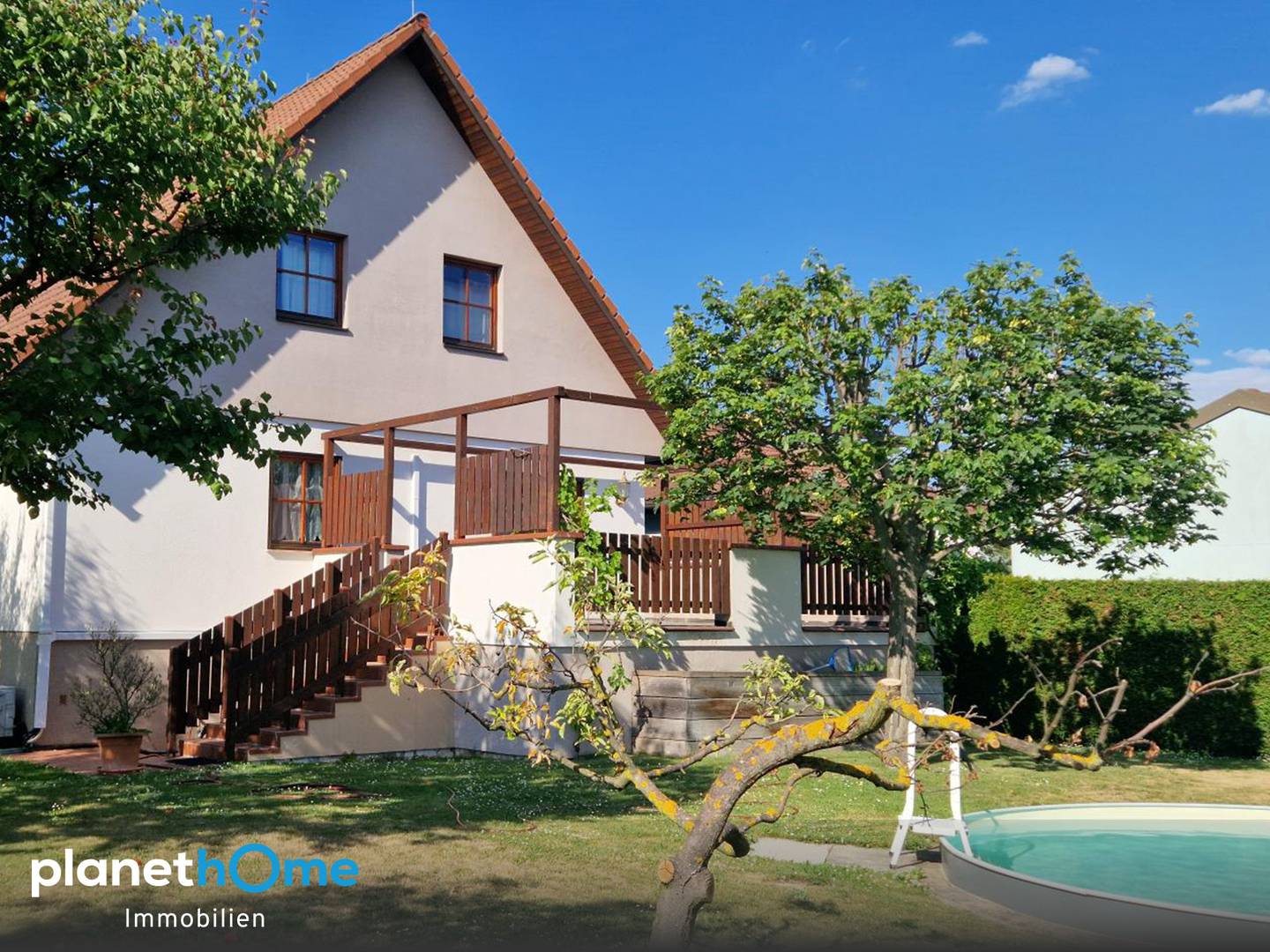 Einfamilienhaus mit Gartenpool und Doppelgarage