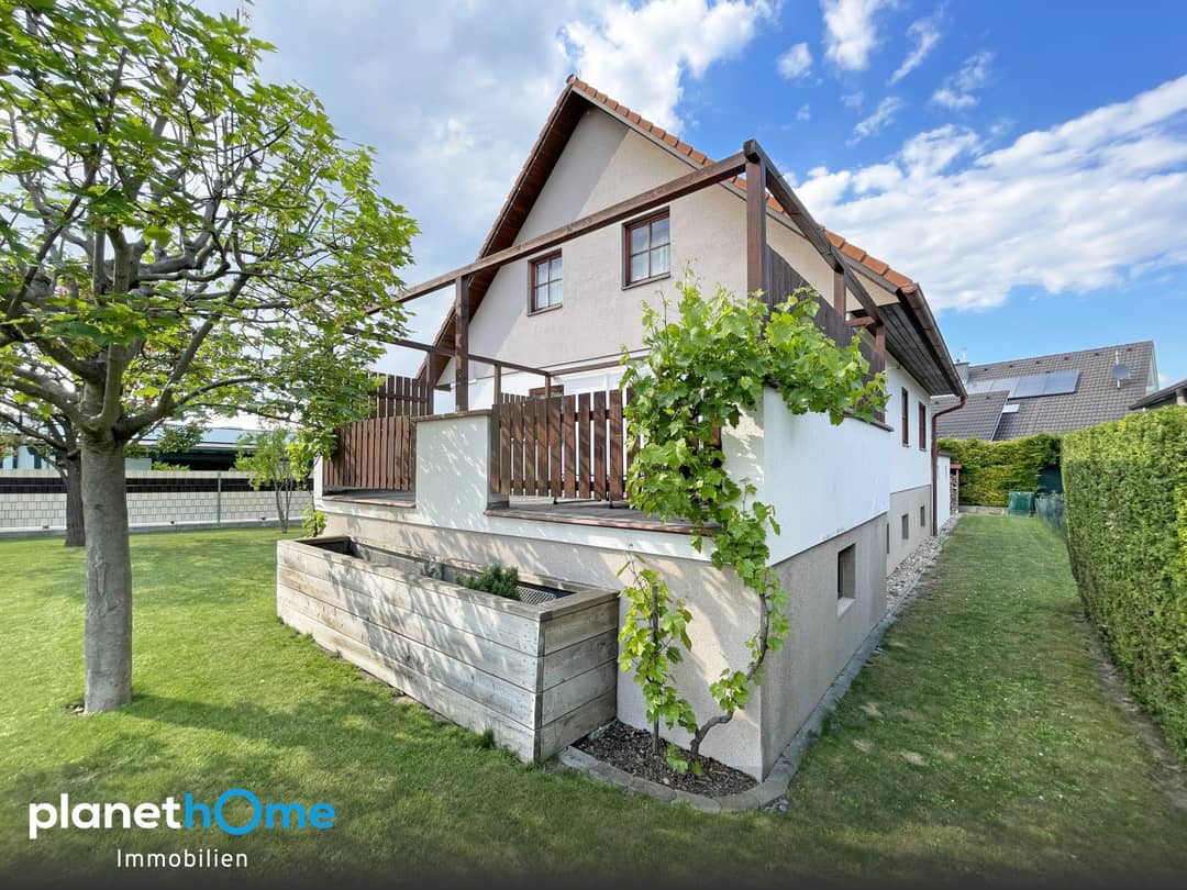 Single-family home with garden pool and double garage